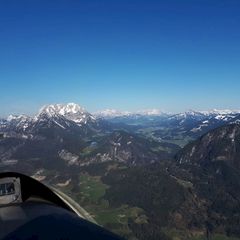 Flugwegposition um 15:16:14: Aufgenommen in der Nähe von Gemeinde Kirchbichl, Kirchbichl, Österreich in 1564 Meter